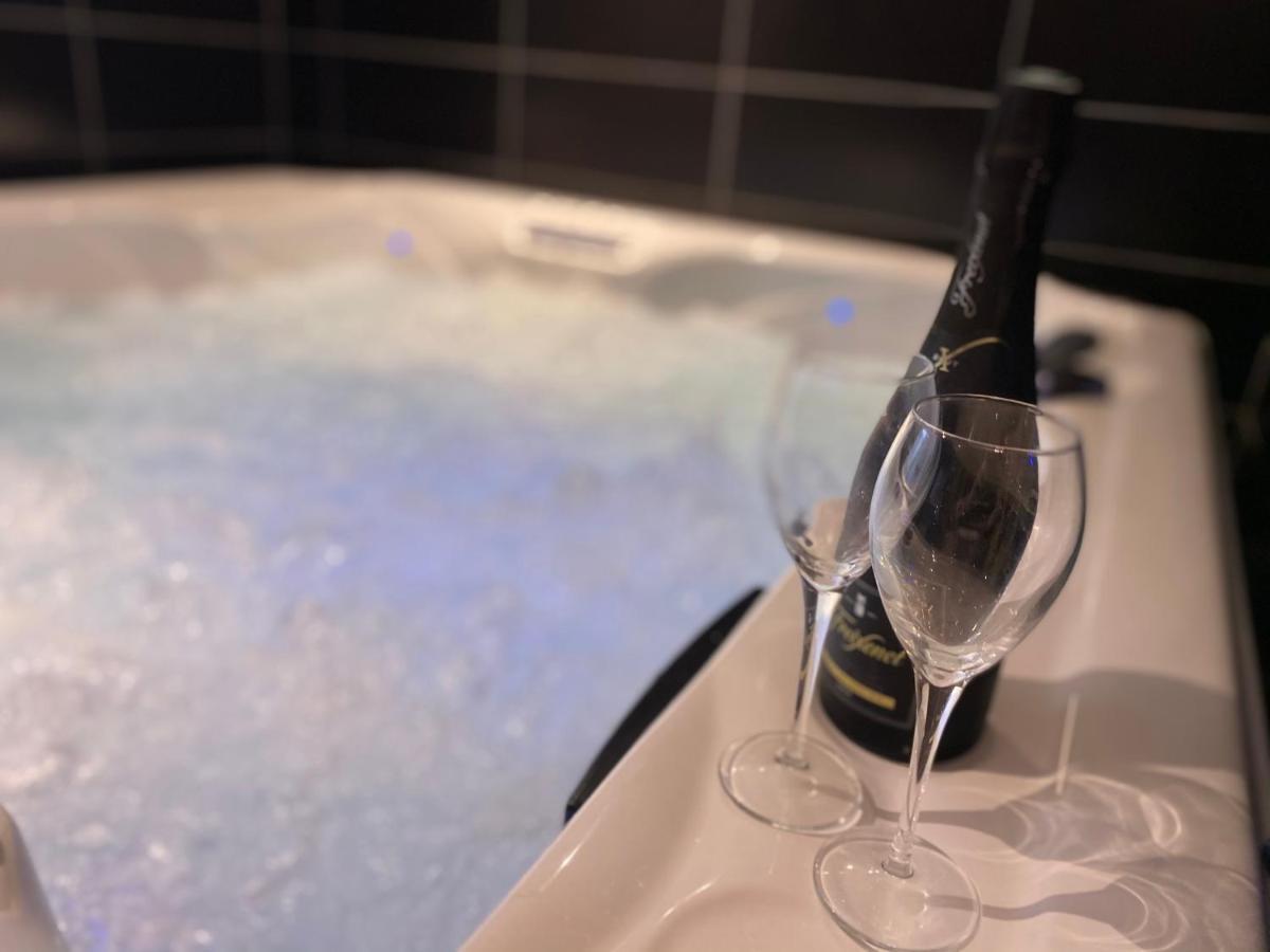 Ferienwohnung Escapade Romantique - Jacuzzi Et Parking Prive - 002 Rouen Exterior foto